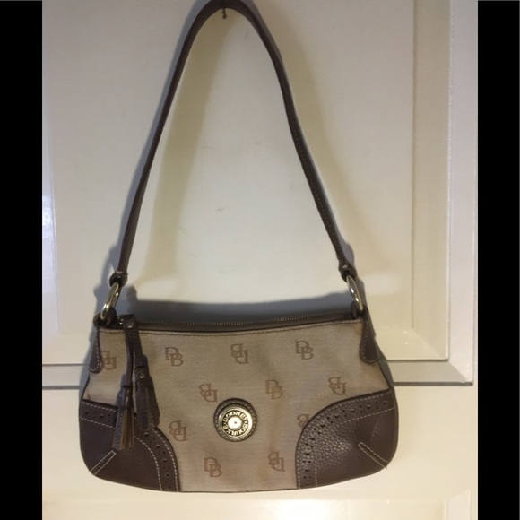 Dooney & Bourke Handbags - 🌸Classic Dooney and Bourke shoulder bag